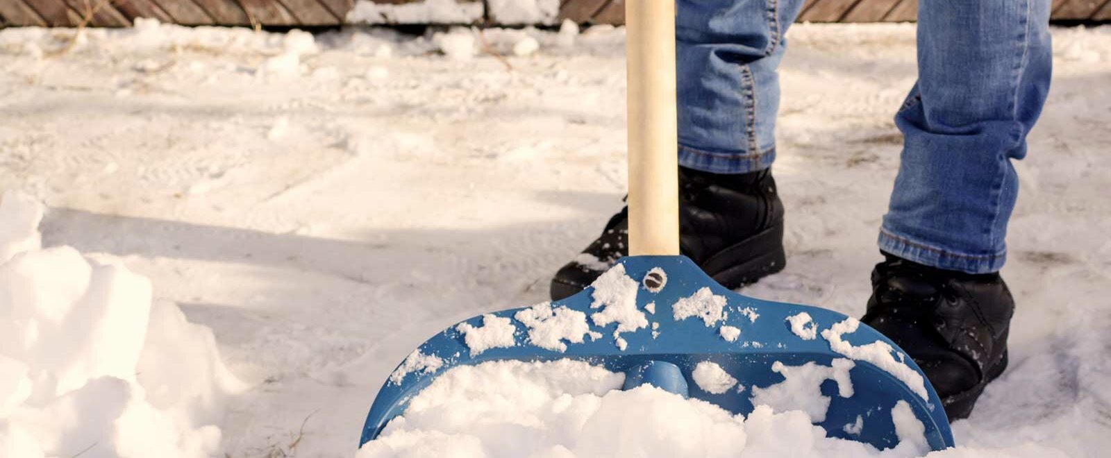 Sel de déneigement : les règles à suivre pour un trottoir sûr